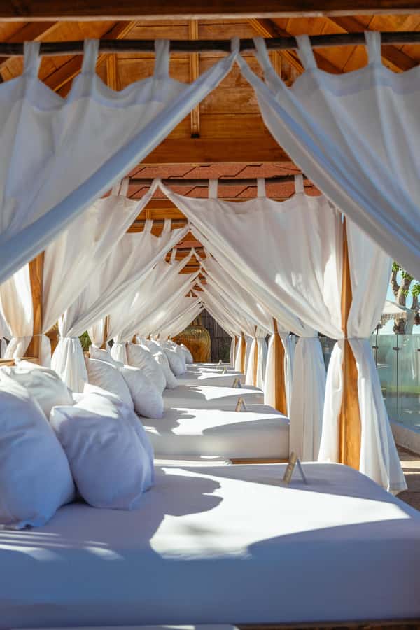 BORA BORA AREA CLUB - The day’s flow: welcome, lunch, and how the party fits in