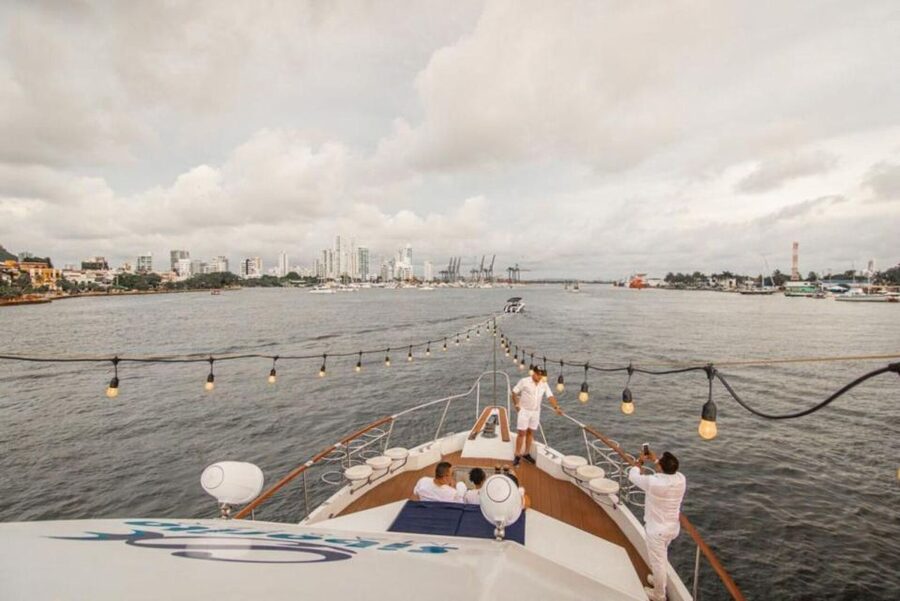 Cartagena: 4-course Culinary Experience aboard a catamaran - Wine, music, and service: what will make or break the mood