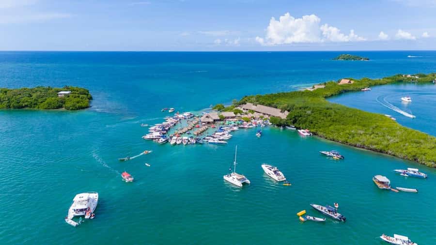 CARTAGENA: 4 islands by sport boat +oceanarium tickets - The submerged airplane stop: a quick stop you’ll either love or skip