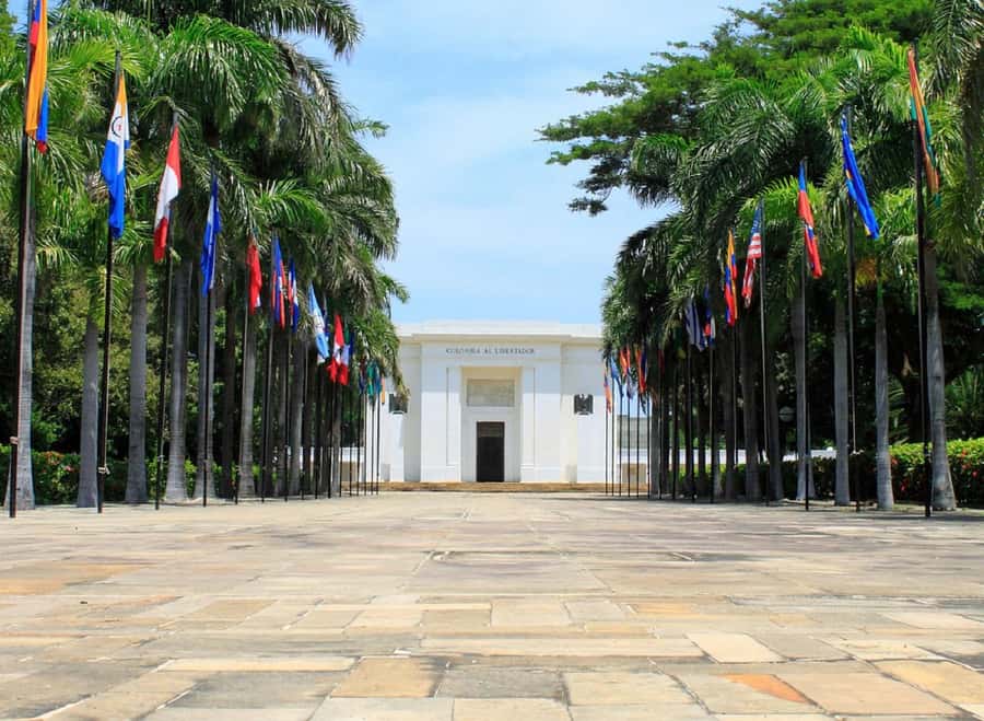 Cartagena: Barranquilla and Santa Marta All-Inclusive Tour - Ciénaga stop and the coastal breakfast reality check