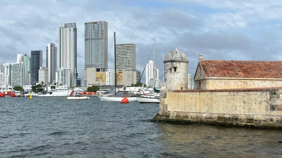 CARTAGENA: BIKE RIDE WITH LUNCH AT BOURDAIN'S FAVORITE SPOT - Cartagena Bay and San Sebastián Fort: the pirate-era backdrop