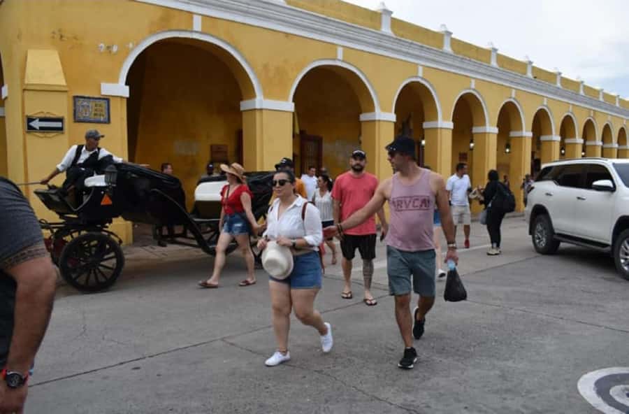 Cartagena: BILINGUAL CITY TOUR San Felipe Castle & Old city - Old City photo anchors: Letras de Cartagena and Las Bóvedas shopping walk