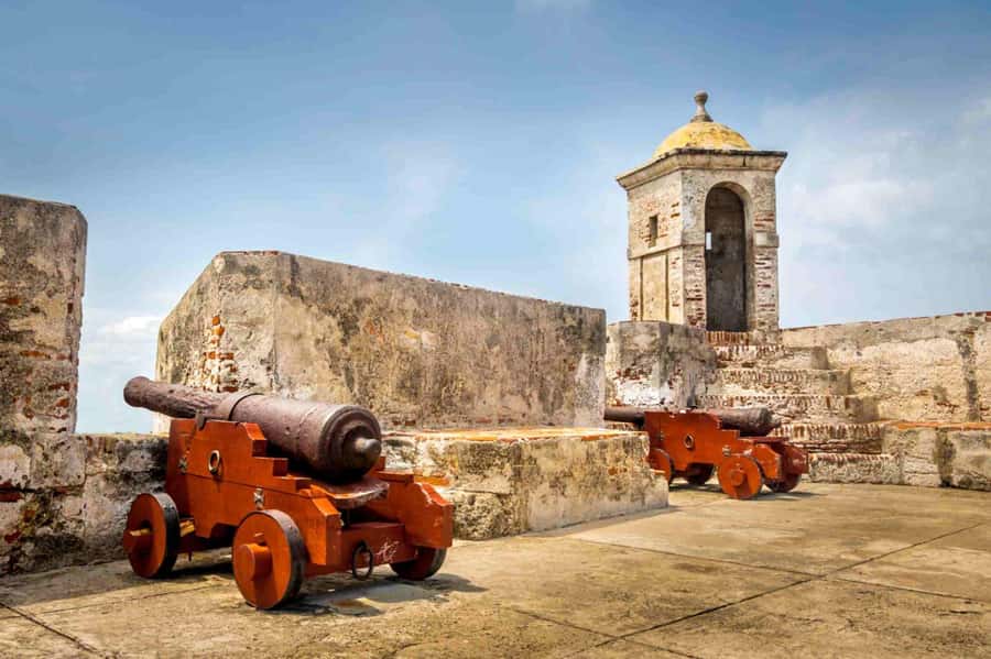 Cartagena: BILINGUAL CITYTOUR + SAN FELIPE CASTLE & Old city - Chiva bus + fort + Old City walls: what the day really feels like