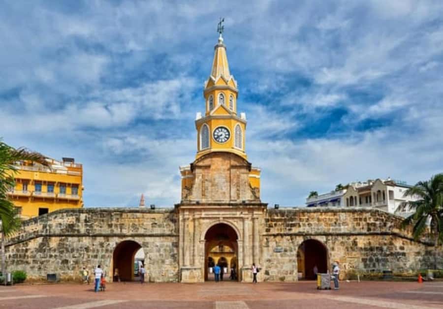 Cartagena: BILINGUAL CITYTOUR + SAN FELIPE CASTLE & Old city - Letras de Cartagena, India Catalina, and Zapatos Viejos: quick stops, big payoff