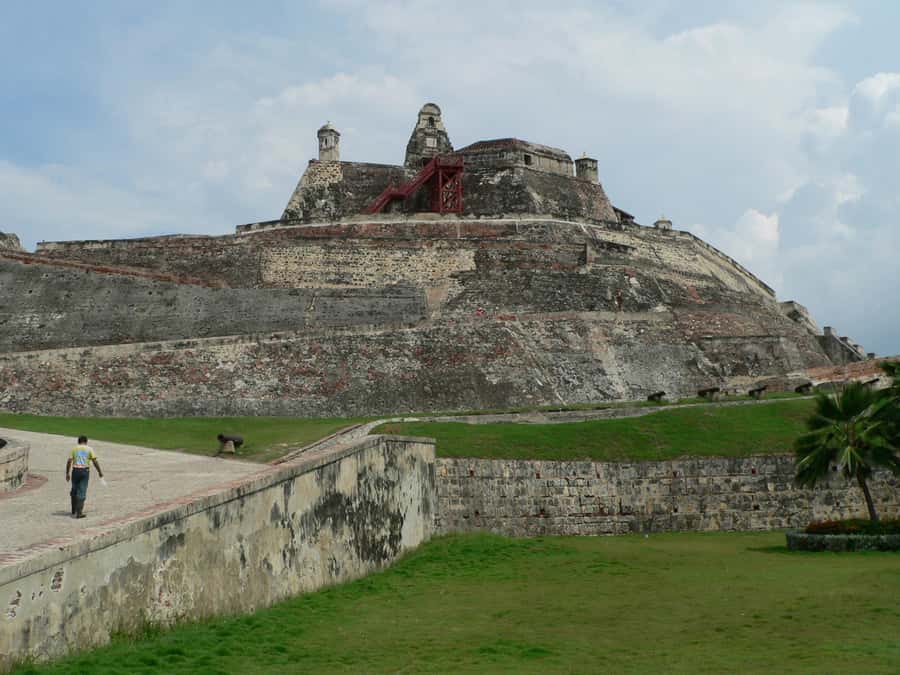 Cartagena: BILINGUAL CITYTOUR + SAN FELIPE CASTLE & Old city - San Felipe Castle: your included entrance and the best guided time