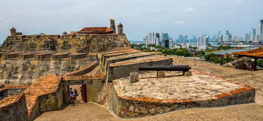 Cartagena: BILINGUAL CITYTOUR + SAN FELIPE CASTLE & Old city - Las Bóvedas and the Clock Tower: Old Town walking without the overwhelm