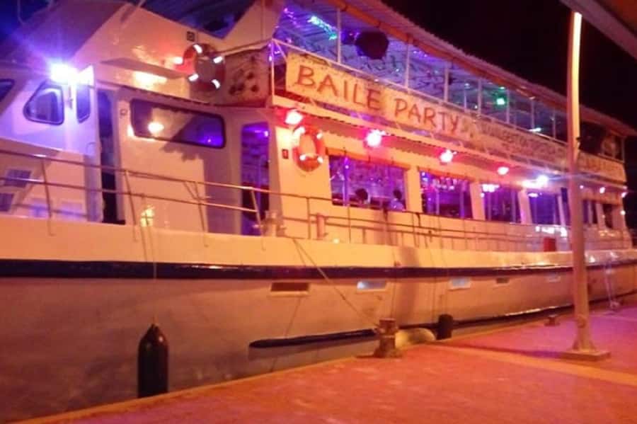 Cartagena: Buffet & party night,cocktails sailing in the bay - Boarding at Muelle de la Bodeguita: the easy start to a big night