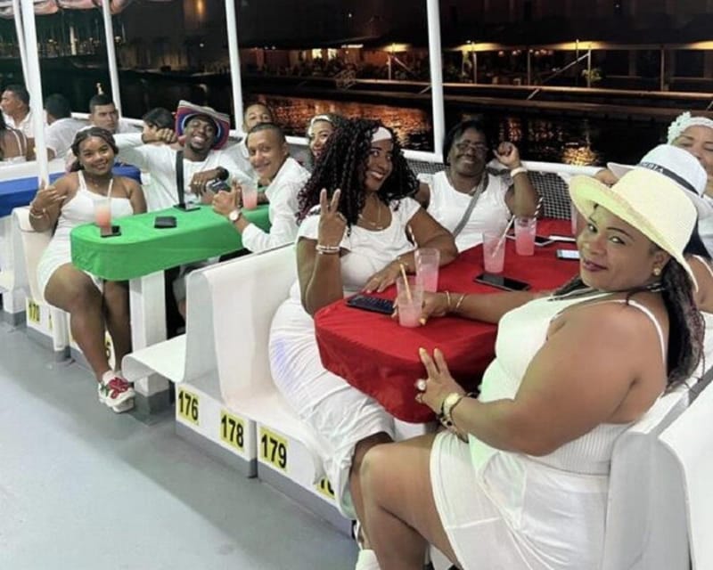 Cartagena: Buffet & party night,cocktails sailing in the bay - Back toward Cartagena: dancing as the night winds down
