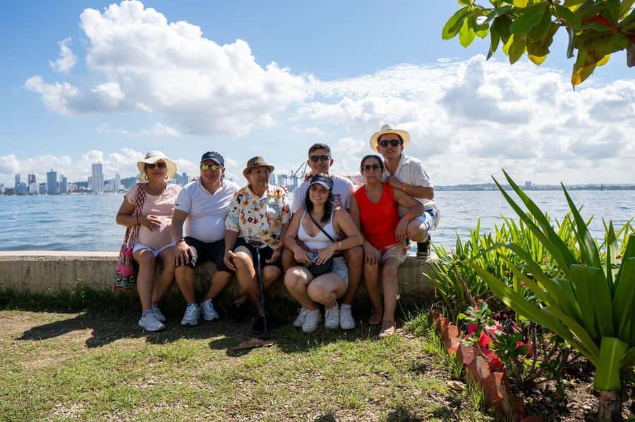 Cartagena: CITY TOUR IN ENGLISH, Old city, Monuments, Castle - Entering the ride: what the Chiva Antigua adds