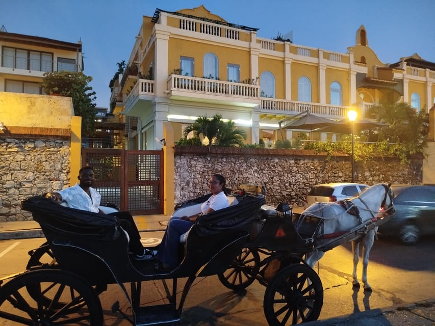 Cartagena: COLLONIAL HORSE DRAWN CARRIAGE by THE OLD CITY - Santo Domingo Square: the first stop for classic Cartagena views