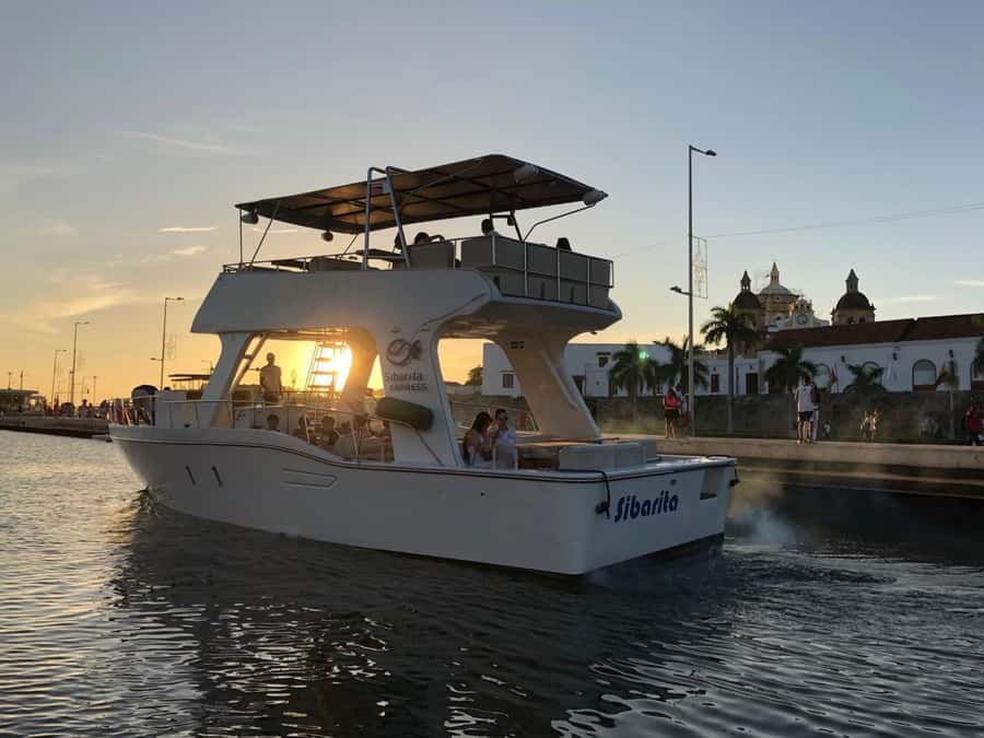 Cartagena: Cruise by the Bay with Dinner and Wine - The 2-Hour Route: Bocagrande, Castillogrande, Manga, Getsemani