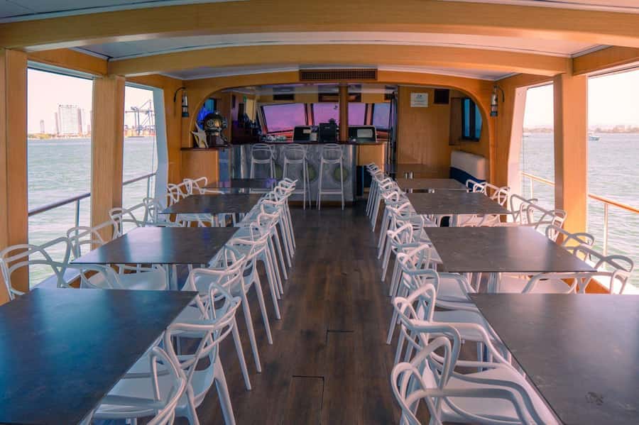 Cartagena: Cruise by the Bay with Dinner and Wine - Music, Service, and Onboard Comfort (Wi‑Fi, Restrooms, Bar)