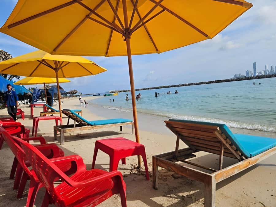 Cartagena: Day Tour to Tierra Bomba Island - Lunch and Drinks: Fish or Chicken With Basic Sides