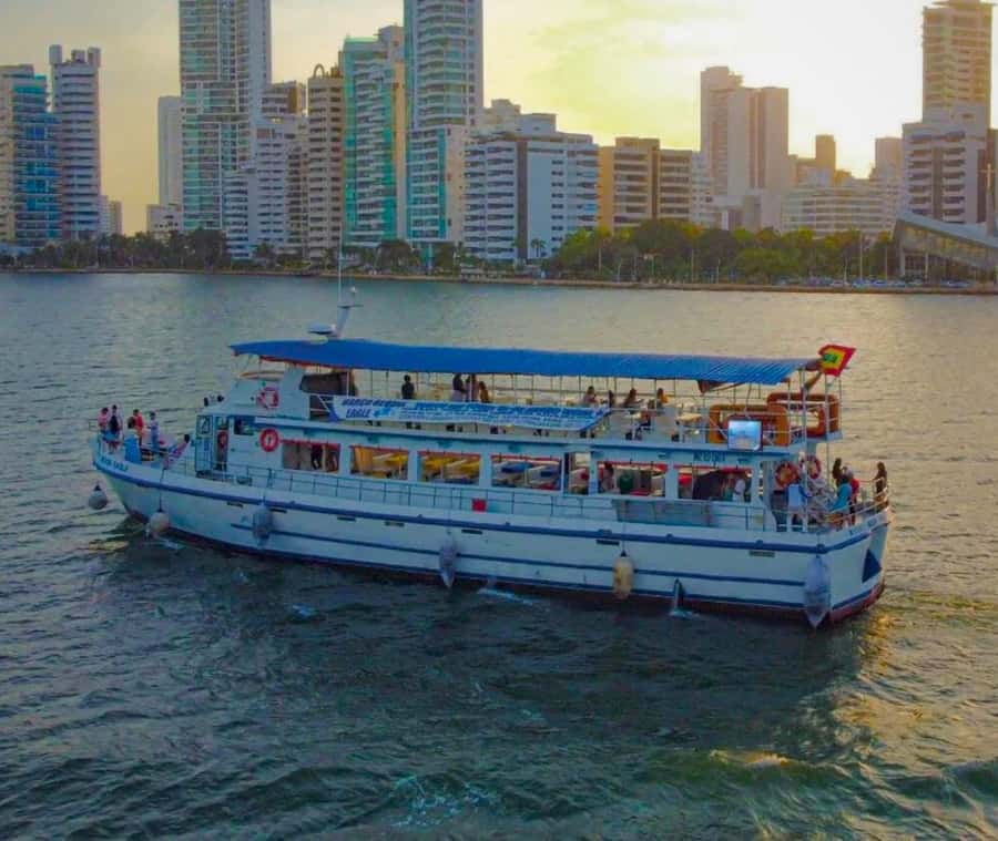 Cartagena de Indias: Sunset Cruise Open Bar with Dance Show - Passing Manga and Bocagrande while the light changes