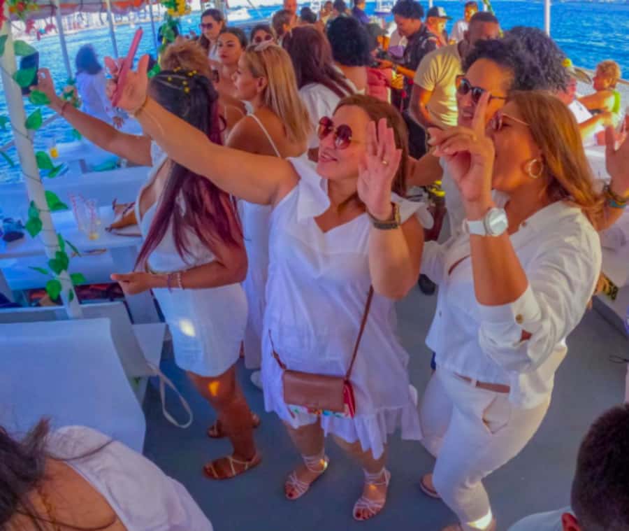 Cartagena de Indias: Sunset Cruise Open Bar with Dance Show - Language and guiding: easy to follow, even if your Spanish is rusty