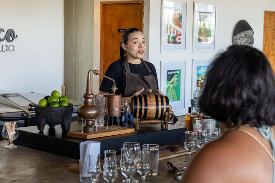 Cartagena: Express Rum and Chocolate Tasting Experience - Caffé Lunático and Las tres guerreras: Getting Oriented Fast