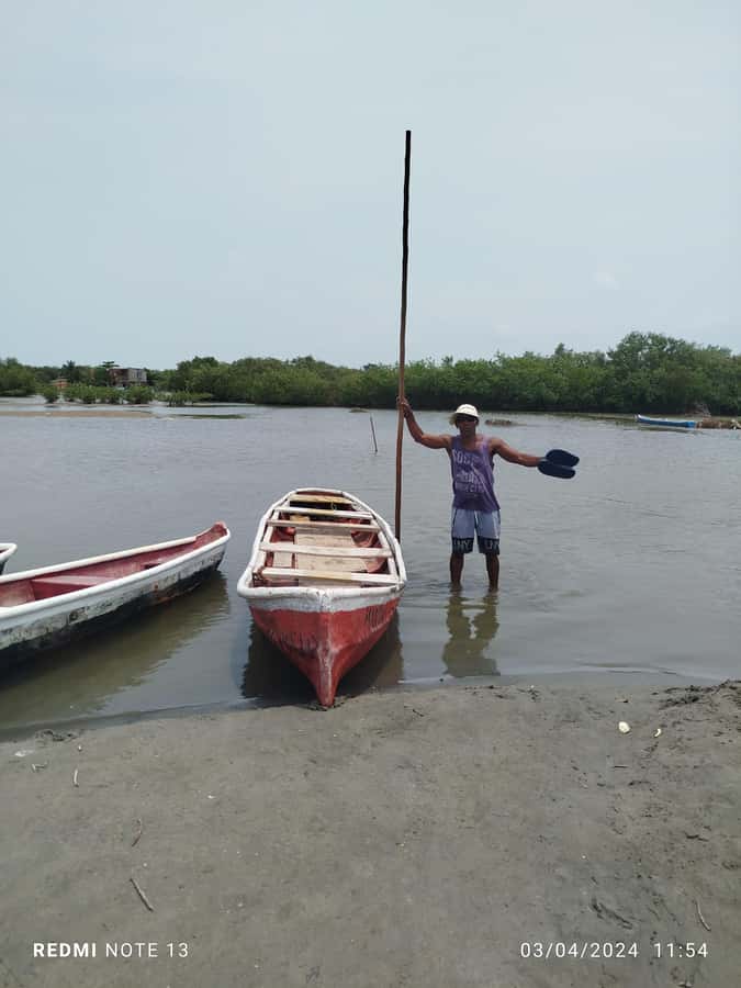 Cartagena: FISHERMEN'S ISLAND IN THE MANGROVES by canoe - Music, dance, and history: how the island side feels different