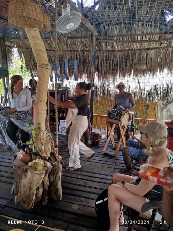 Cartagena: FISHERMEN'S ISLAND IN THE MANGROVES by canoe - Who should book this (and who might want something else)