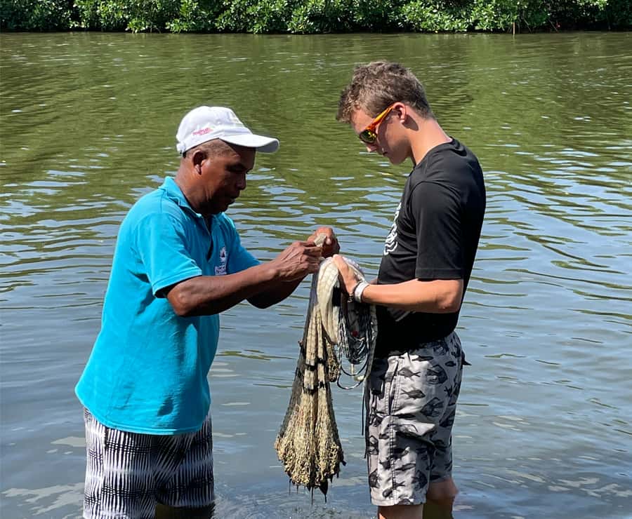 Cartagena Fishing, Crabbing, Birdwatching Experience + Lunch - Guides, language, and how the experience feels