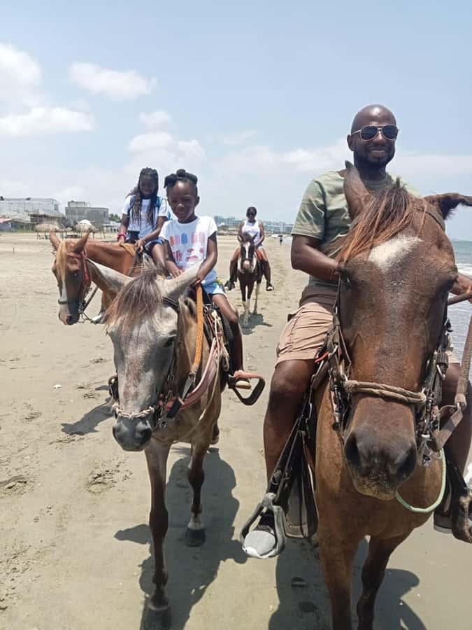 Cartagena: Horse Riding on the Beach with Photos and Lunch - Lunch and Drinks at the End: What’s Included and How It Works