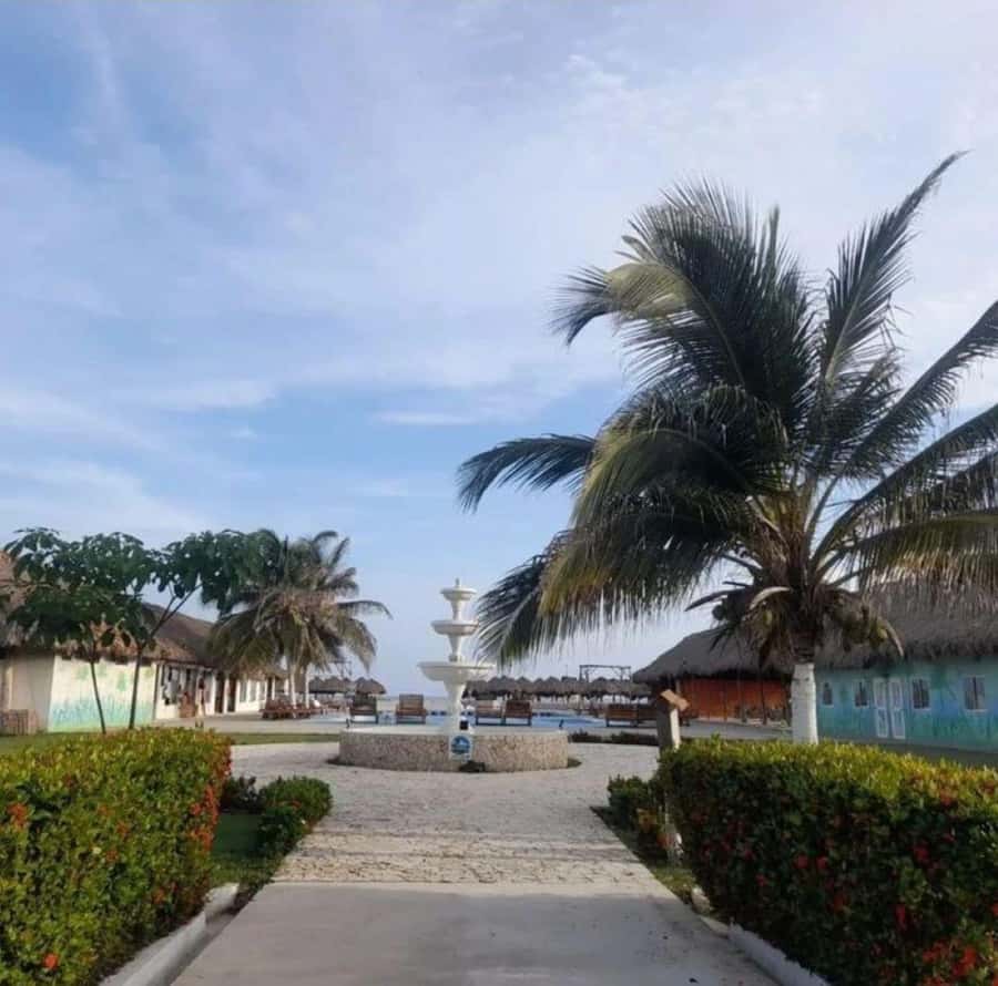 Cartagena: Mud Volcano Tour with Lunch, Pool, and Beach - Transportation and guides: what makes the experience feel smooth