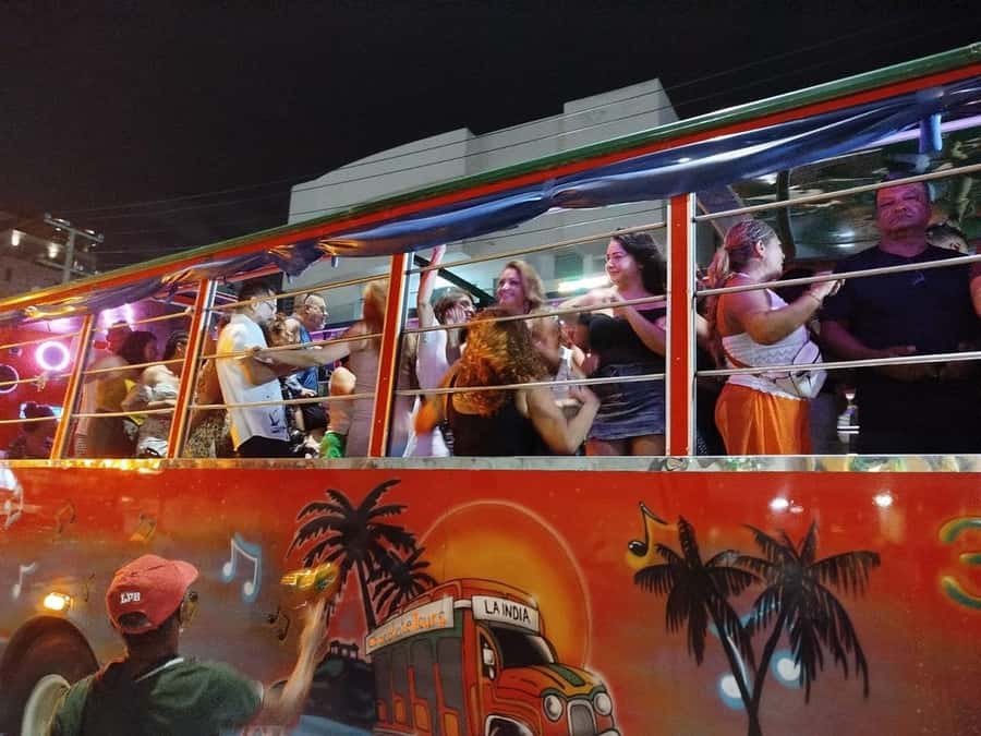 Cartagena: Party on a typical bus crossing the city - 8:00 p.m. pickup: the only logistics piece that can ruin your mood