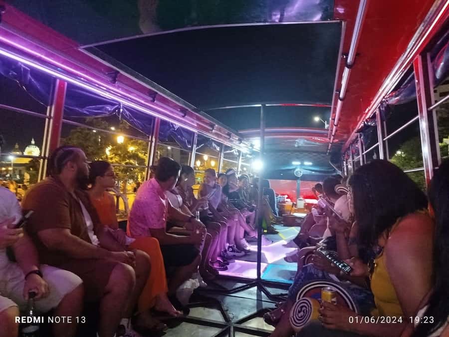 Cartagena: Party on a typical bus crossing the city - La India Catalina and the walls: the classic Cartagena combo