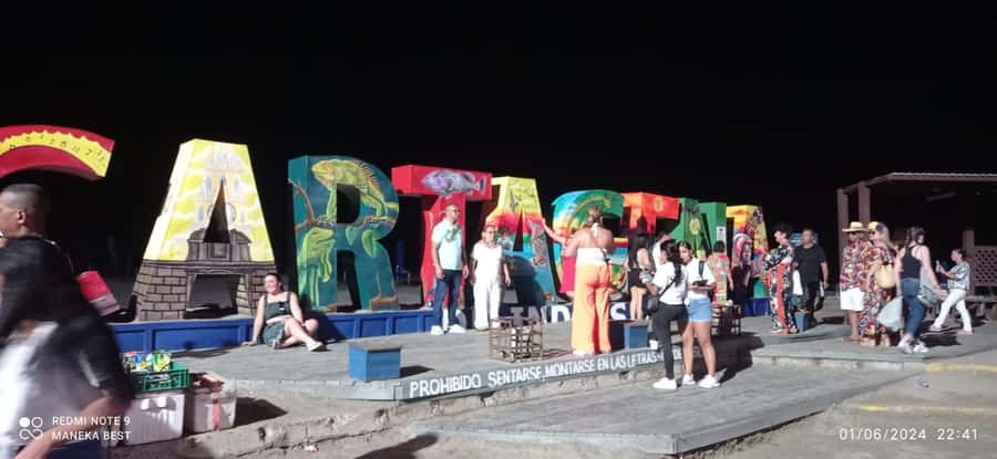 Cartagena: Party on a typical bus crossing the city - Letras de Cartagena and Old Shoes: quick, fun stops with good payoff
