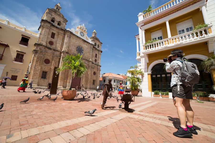 Cartagena: Photography Workshop Tour - Plaza de Bolívar: starting where Cartagena hits hardest
