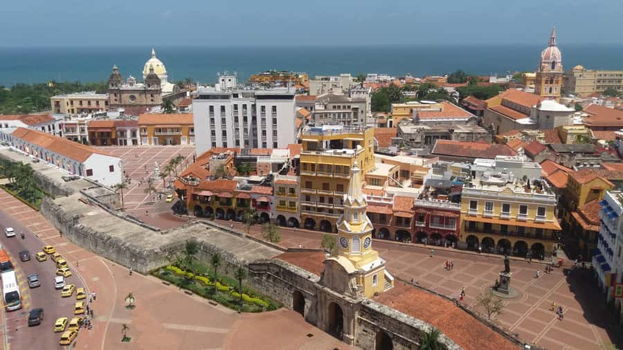 Cartagena: Private Walking Tour with German or Italian Guide - Plaza de Bolívar and the squares that frame Cartagena’s eras