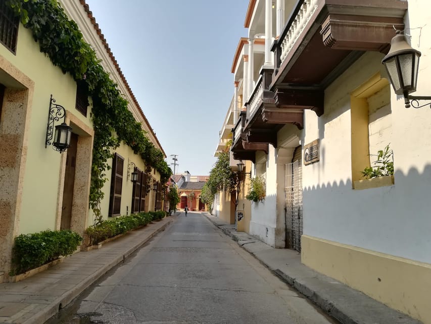 Cartagena: Private Walking Tour with German or Italian Guide - The Gold Museum stop: what colonial wealth means on the street