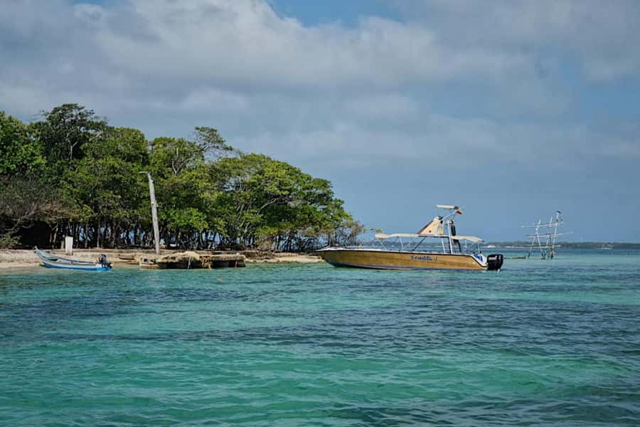 Cartagena: Rosario Islands Private Boat Tour - Cholón on the way: drinks, photos, and a change of pace