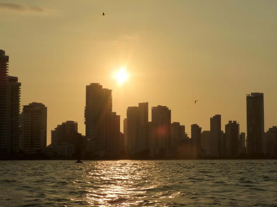 Cartagena: Sunset baytour with Dj, drinks and disco - The land stop in Calle Adentro: free time plus a dance show