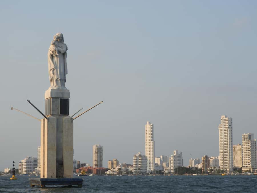 Cartagena: Sunset baytour with Dj, drinks and disco - Cruising the Bahía de Cartagena: views, photos, and crossover hits
