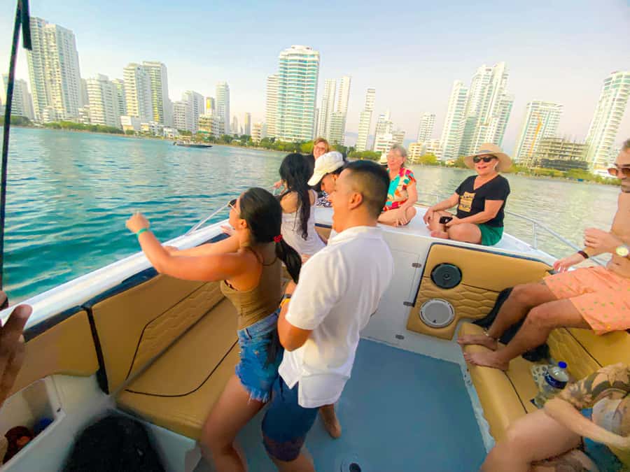 Cartagena: Sunset in boat in the bay with music and liquor - The main show: Bahía de Cartagena de Indias and sunset time