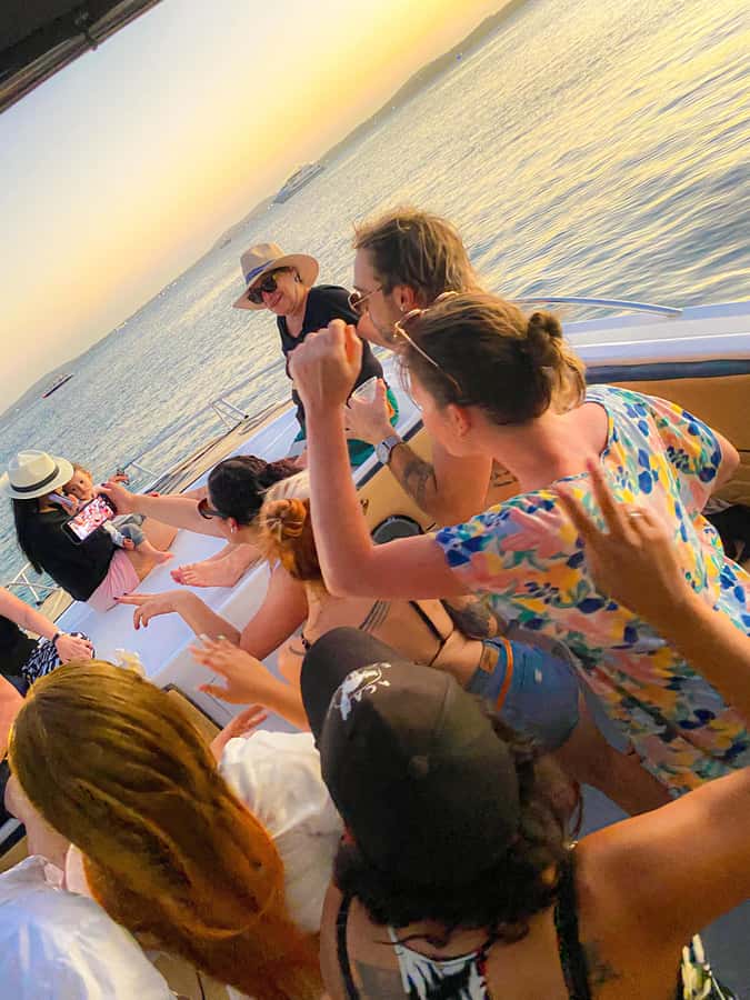 Cartagena: Sunset in boat in the bay with music and liquor - Open bar and onboard music: the party engine