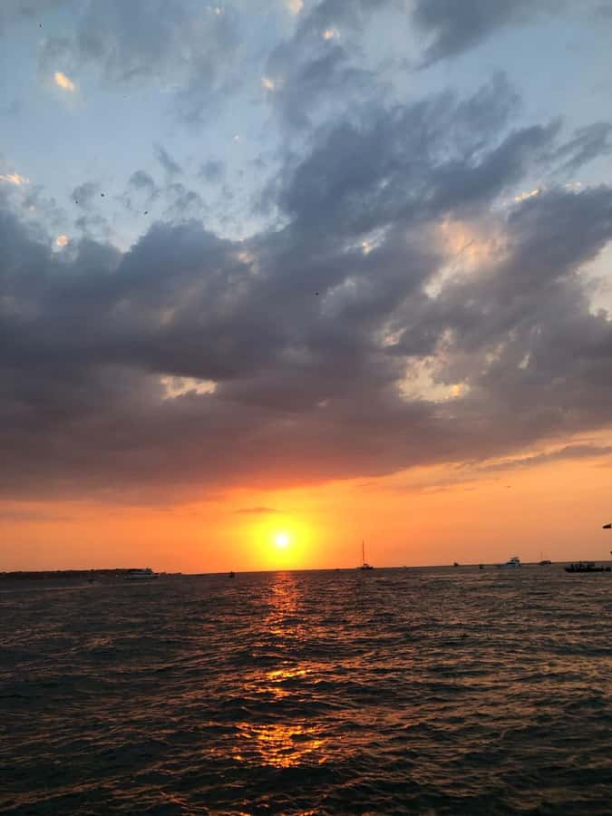 Cartagena: Sunset in boat in the bay with music and liquor - Transportation and timing: what the schedule means for your night