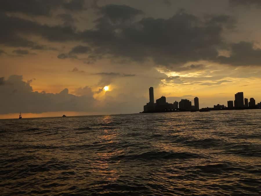 Cartagena: Sunset in boat in the bay with music and liquor - Price and value: is $24 worth it?