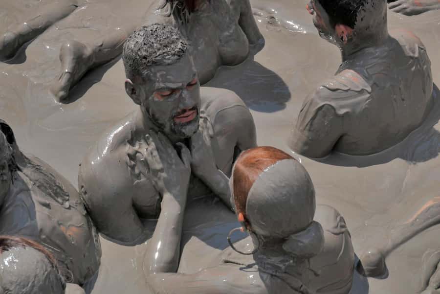 Cartagena: Totumo Mud Volcano Experience - The 50 steps and the mud-handling crew: how to handle it