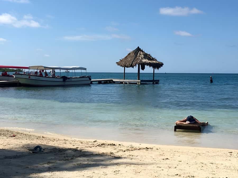 Cartagena: Tour to Playa Tranquila with Snorkeling + Luminous Plankton and Parasol - What happens at Playa Tranquila: lunch, free time, and the beach setup