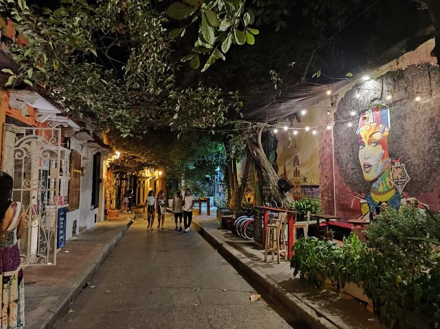 Cartagena: Walled City and Getsemani Shared Walking Tour - Pace, heat, and your walking kit for this 2-hour loop