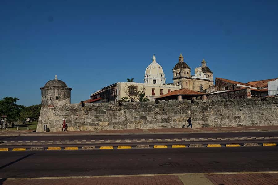 Cartagena: Walled City and Getsemani Shared Walking Tour - Inside the Walled City: plazas, fort views, and Las Bóvedas
