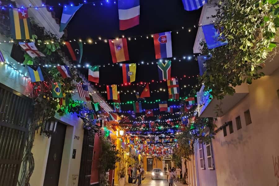 Cartagena: Walled City & Getsemani Private Tour - Two Snack Stops: Arepa With Egg and Raspao