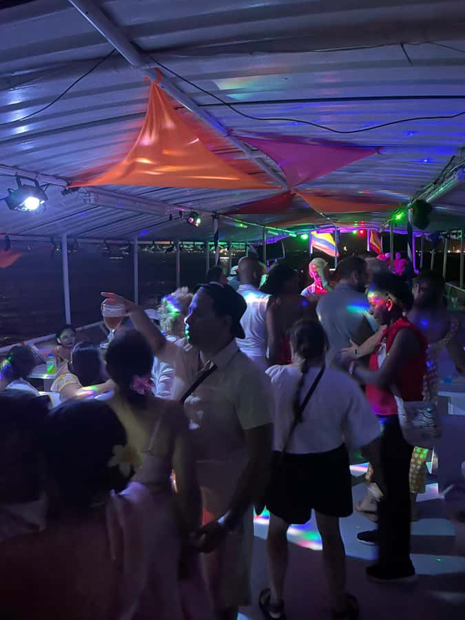 Cartagena: White Night Boat Tour with Dinner and Open Bar - Entering the Scene at Muelle de la Bodeguita (and Why Timing Matters)