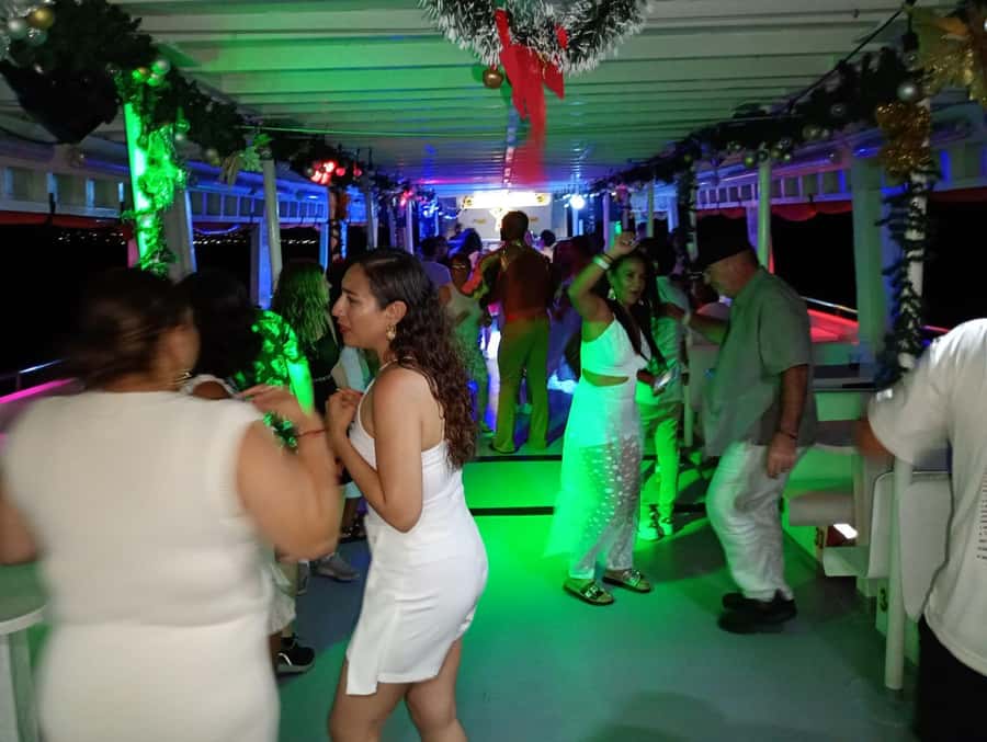 Cartagena: White Night Boat Tour with Dinner and Open Bar - Shared Tables, Crowds, and What to Do If You Dislike Tight Seating