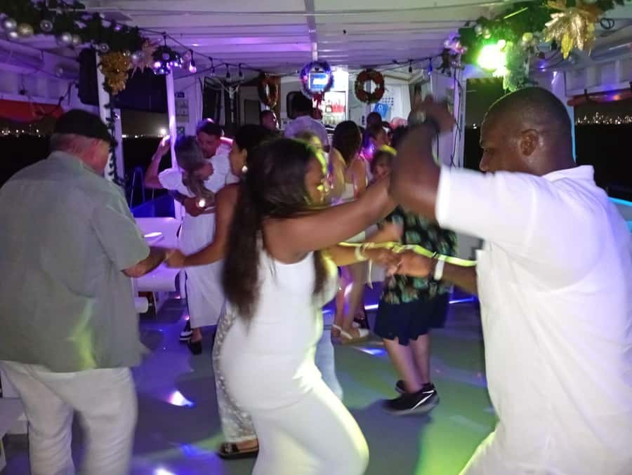Cartagena: White Night Boat Tour with Dinner and Open Bar - Should You Book? Who This Tour Is For (and Who Might Skip It)