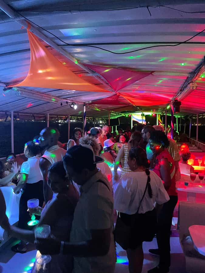 Cartagena: White Night Boat Tour with Dinner and Open Bar - Welcome Cocktail, Live Music, and the Party That Actually Moves