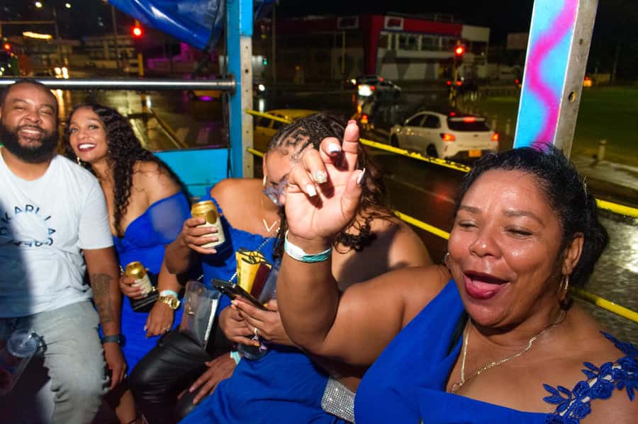 Chiva Party Cartagena: a unique experience in the city, joy and dance. - Pickup and drop-off points: where timing matters