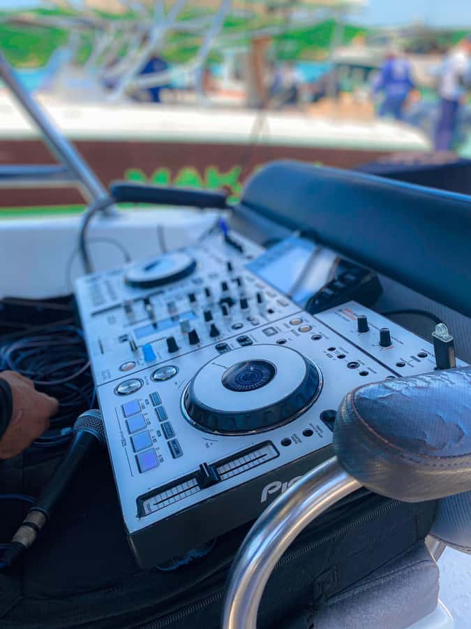 Cholon Forever Boat Party - Who should book Cholón Forever?