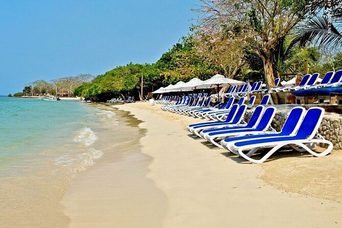 Full day Isla del Encanto - Rosario Islands - Stop 1: Islas de Rosario at Isla del Encanto, your day on the sand